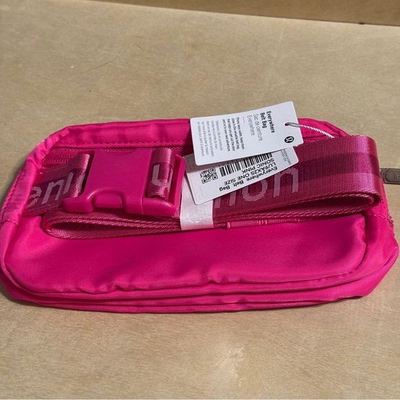 NWT Lululemon Everywhere Belt Bag 1L Sonic Pink Logo Strap - Picture 4 of 9